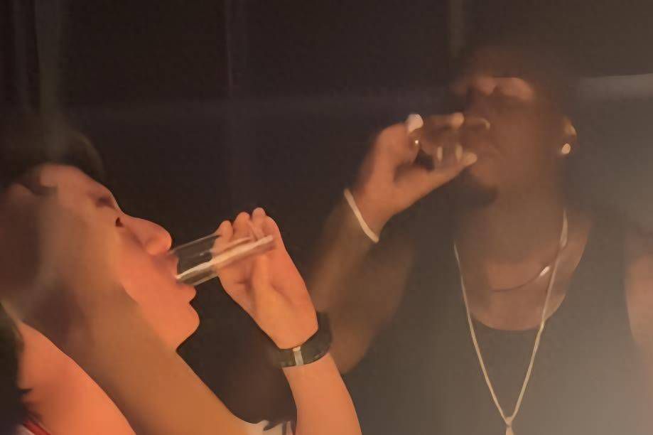 叶辰满意的点了点头，道：好，我的第二个条件，是你必须将你的儿子理查德、孙女奥利维亚一家，全部逐出皇室，同时，我对他们的任何惩罚，你都要无条件接受并配合，你能接受吗？叶辰话音刚落，女皇再次将右手食指高高抬起。